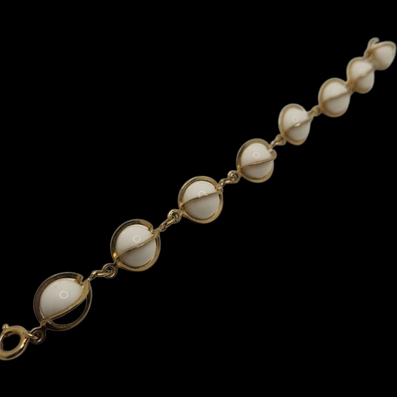 Vintage-Inspired Gold and Cream Pearl Bracelet - Picture 4 of 6